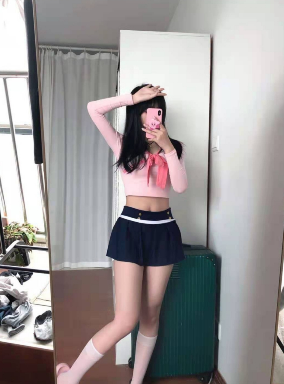 角色扮演学生妹制服的欣雅，乖萌